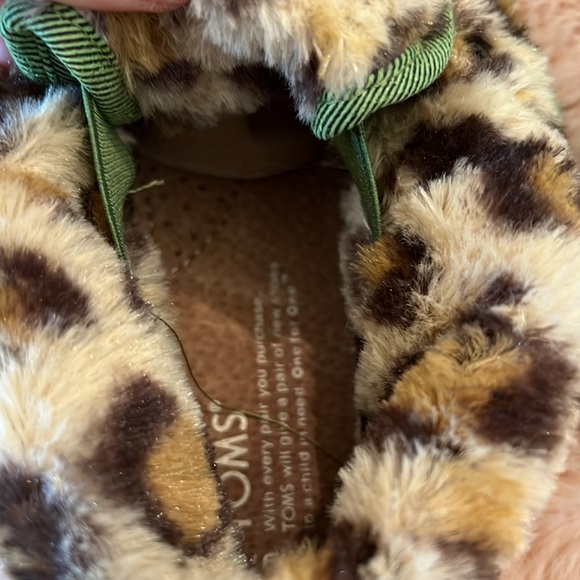 Tom’s high tops with fur. BNWT Women’s size 6.5 - Picture 5 of 5